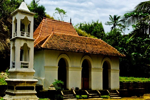 Unveiling the Artistic Marvel: Degaldoruwa Cave Temple